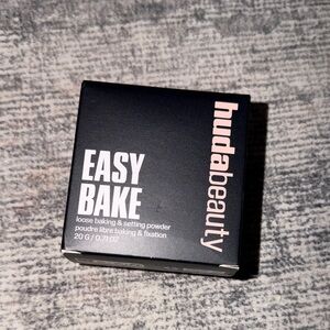 HUDA BEAUTY 
Easy Bake Blurring Loose Baking & Setting Powder